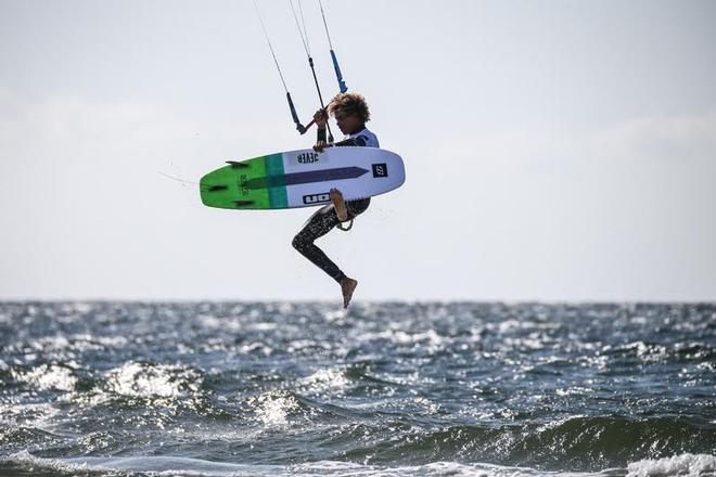 Matchu puts his best foot forward in the semis – GKA Kite-Surf World Tour ©  Joern Pollex
